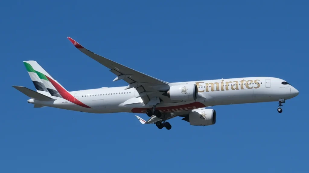 Emirates Airbus A350-900 A6-EXL approaching Glasgow with landing gear extended