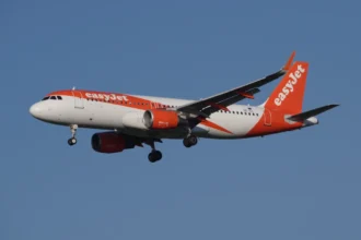 easyJet Airbus A320 OE-ICL approaching Berlin in December 2024