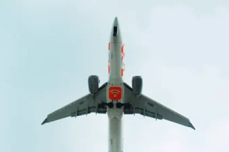 Boeing 737 MAX 8 PR-XME photographed from below in December 2025.
