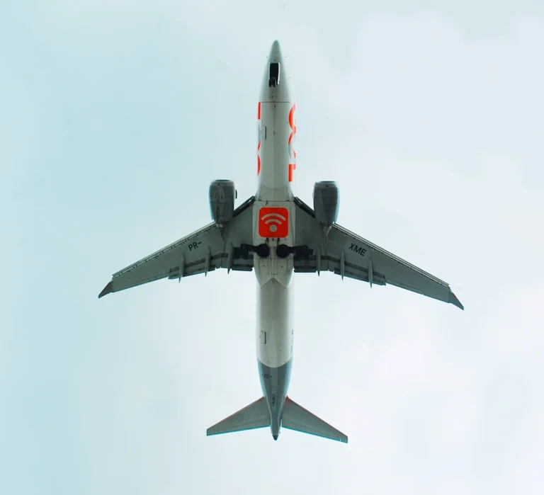 Boeing 737 MAX 8 PR-XME photographed from below in December 2025.