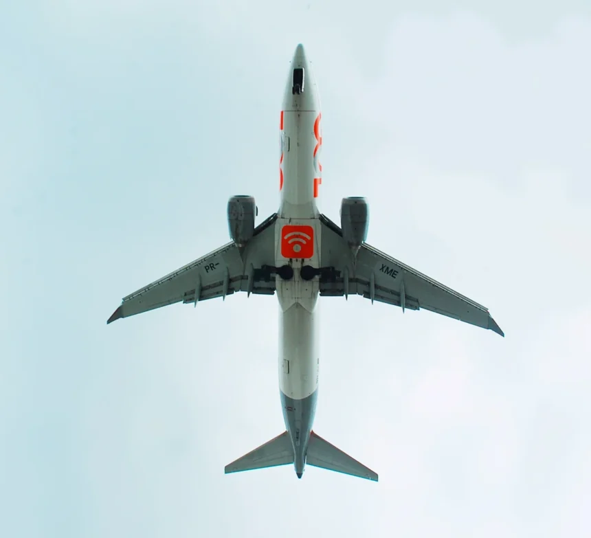 Boeing 737 MAX 8 PR-XME photographed from below in December 2025.