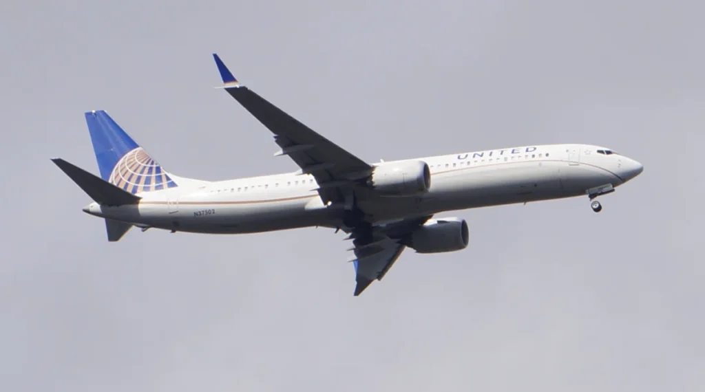 Archive photograph of United Airlines Boeing 737 MAX 9 N37502 approaching Fort Lauderdale in November 2021.