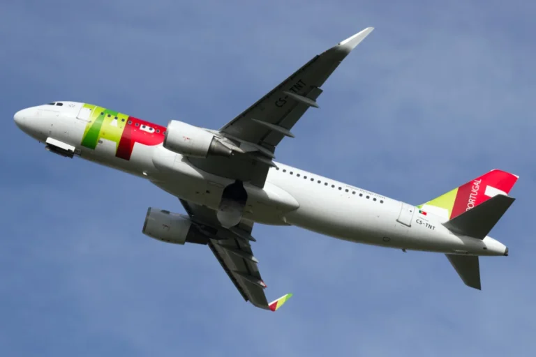 TAP Portugal Airbus A320 CS-TNT climbing after takeoff at Lisbon in February 2017
