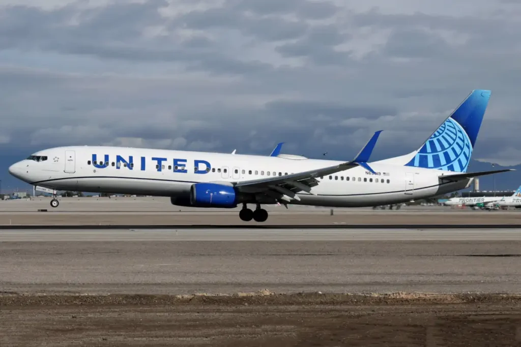 Archive United Boeing 737-900ER N69819 at Las Vegas airport