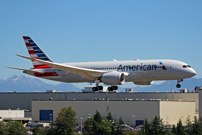Archive photograph of American Airlines Boeing 787-8 N806AA landing at Paine Field in July 2015
