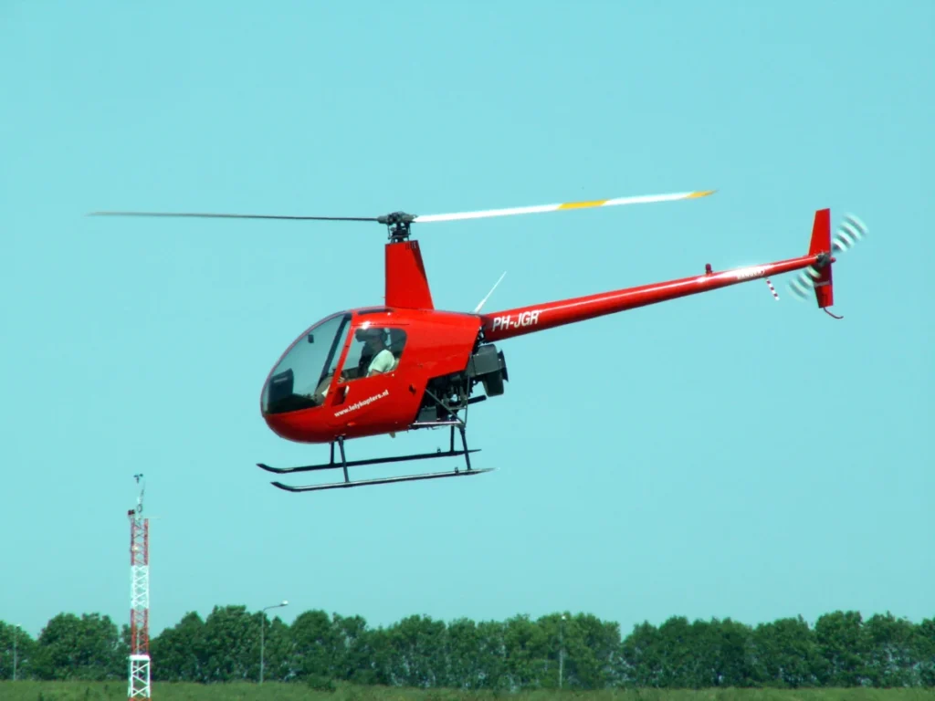 Archive photograph of Robinson R22 PH-JGR flying at Lelystad Airport in May 2005; not an Oregon crash aircraft.