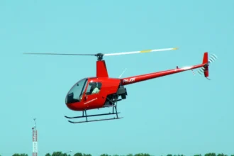 Archive photograph of Robinson R22 PH-JGR flying at Lelystad Airport in May 2005; not an Oregon crash aircraft.