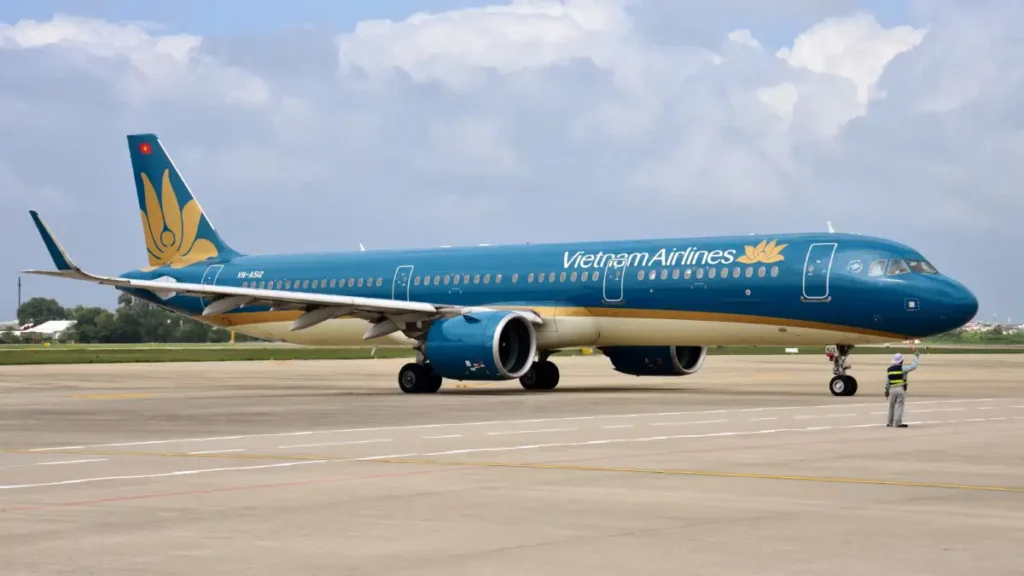Vietnam Airlines A321neo VN-A512 taxiing at Da Nang Airport in November 2023